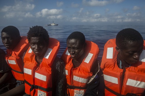 V Stredozemnom mori zachraňujú vyše 600 migrantov.