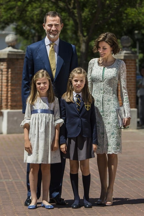 Španielsky kráľ Filip VI. (vľavo v pozadí), kráľovná Letizia (vpravo v pozadí) ich dcéry - princezná Sofia (vľavo) a korunná princezná Leonor (vpravo)