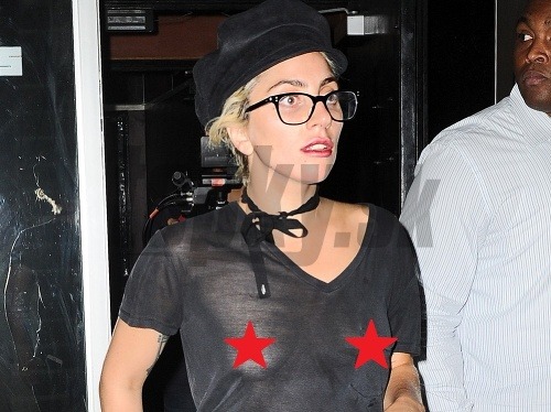 Lady Gaga si vyšla do ulíc bez podprsenky. 