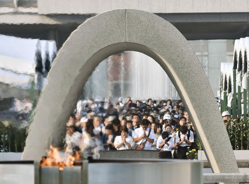 Ľudia si pripomínajú výročie útoku na Hirošimu.