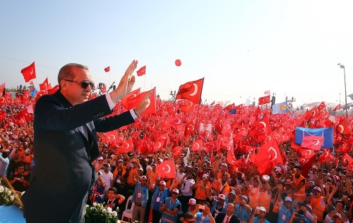 Recep Tayyip Erdogan víta obrovský dav