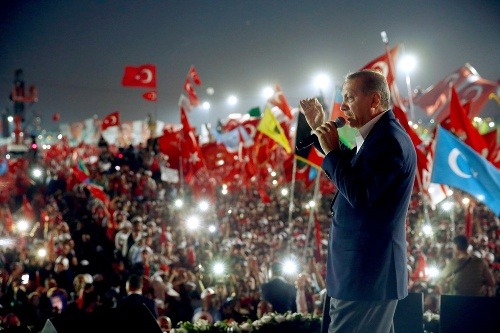 Erdogan ristúpil po neúspešnom puči k masovým čistkám.