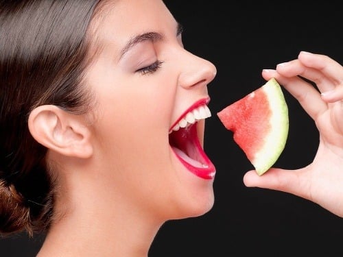 Nezabúdajte pri konzumácii melóna na jeho bielu časť i jadierka. 