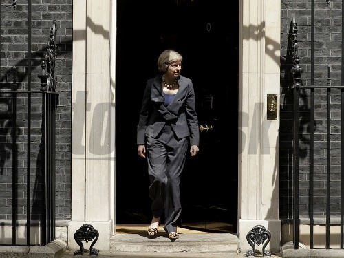 Theresa May pred svojim sídlom na Downing Street