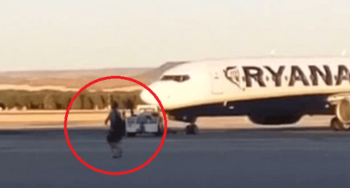 Mladík uteká za lietadlom
