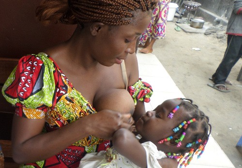 Mladá mamička pred MAGNA nutričným centrom v hlavnom meste Kinshasa (c) MAGNA