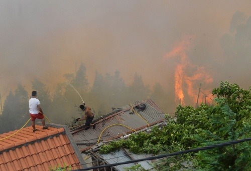 Požiar na Madeire sa vymkol kontrole.