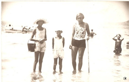 Dr. Helena Devečková – Turcerová na pláži Juan les Pins na Riviére s deťmi, r. 1915 (Literárny archív SNK, sign. SD 20/37)