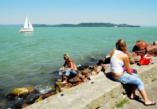 Tohtoročná letná sezóna na maďarskom jazere Balaton dáva záchranárom zabrať