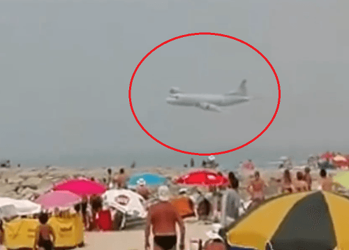 Návštevníci pláže sa zľakli, že na nich lietadlo spadne