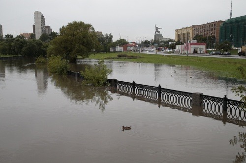 Moskvu zasiahol prívalový dážď, ktorý prekonal vyše 100-ročný rekord