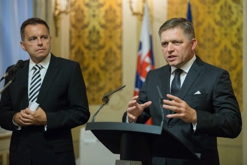Sprava: Predseda vlády SR Robert Fico a minister financií SR Peter Kažimír.