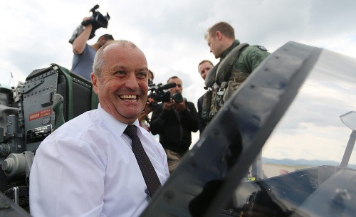 Minister obrany SR Peter Gajdoš  v kokpite lietadla BAE Hawk 