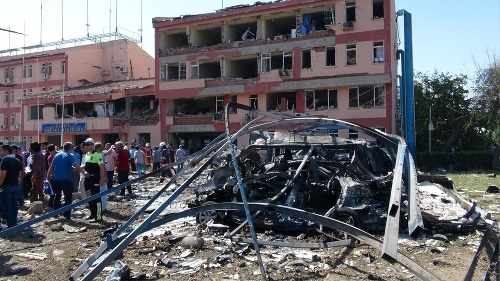 Tri bombové útoky v Turecku zabili 14 ľudí