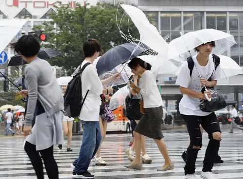 Tajfún už stihol narobiť v Japonsku vážne problémy