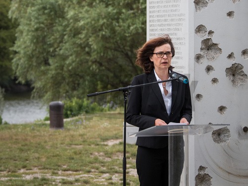 Ministerka spravodlivosti SR Lucia Žitňanská počas príhovoru v rámci pripomenutia si európskeho dňa pamiatky obetí totalitných režimov pri pamätníku Brána slobody v Devíne. 