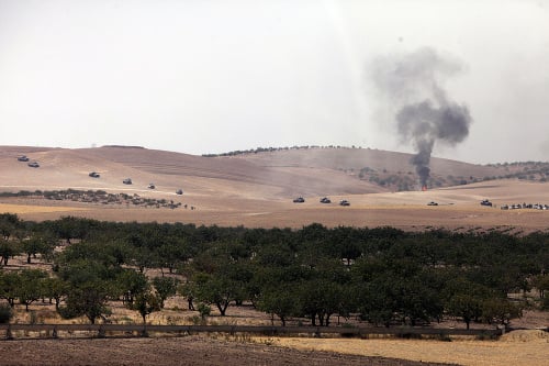 Tanky prechádzajú k sýrskej hranici.
