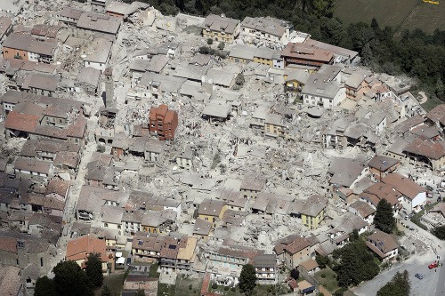 Zničené budovy po zemetrasení v Taliansku.