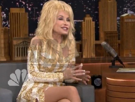 Dolly Parton vyzerá inak, než väčšina jej rovesníčok. 
