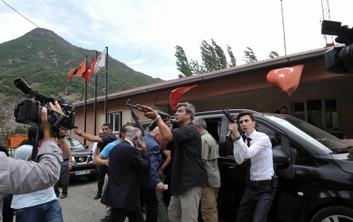 Neznámi militanti spustili dnes paľbu na konvoj, v ktorom sa nachádzalo aj vozidlo predsedu tureckej opozície