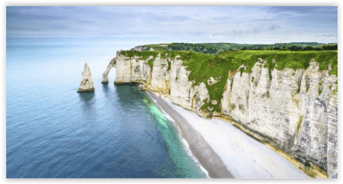 V Normandii sa zrútili vápencové skaly