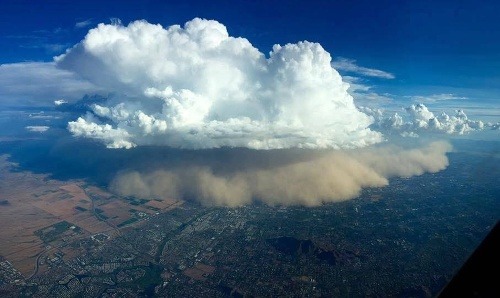 Mohutná prachová búrka v Arizone.