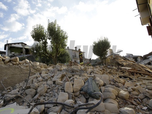 Počet obetí zemetrasenia stále stúpa