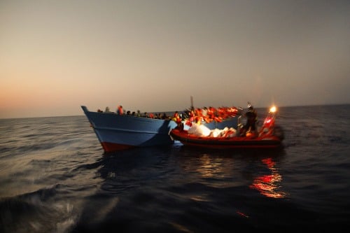 Migranti plaviaci sa na mori.
