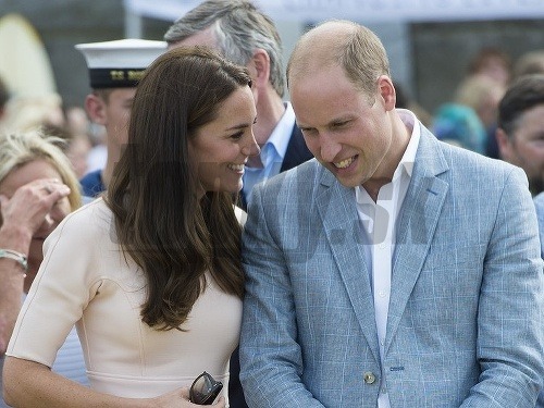 Vojvodkyňa Kate má krásnu bujnú hrivu. Chudáčik, princ William má tých vlasov stále menej.  