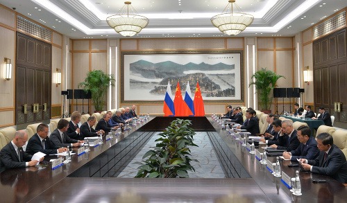 Vladimir Putin a Si Ťin-pching rokujú.