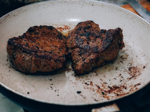 V spálenom mäse vzniká toxická molekula akrylamid. 