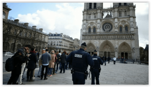 Pri parížskej katedrále Notre-Dame bolo nájdení auto s podozrivými fľašami.