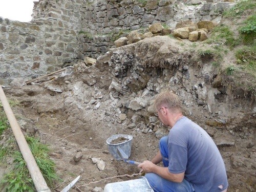 Archeologické a záchranné práce na hrade Revište.
