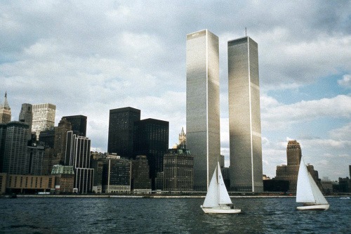 Na archívnej snímke z roku 1972  budovy Svetového obchodné centrum v New Yorku (WTC), ktoré  boli zničené pri teroristických útokoch z 11. septembra 2001.