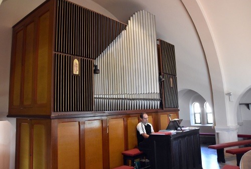 Na snímke vzácny hudobný nástroj - organ v  Kostole v obci Ruskov 