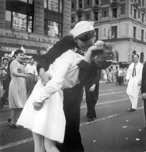 Zomrela sestrička, ktorú na snímke z Times Square z r. 1945 bozkal námorník