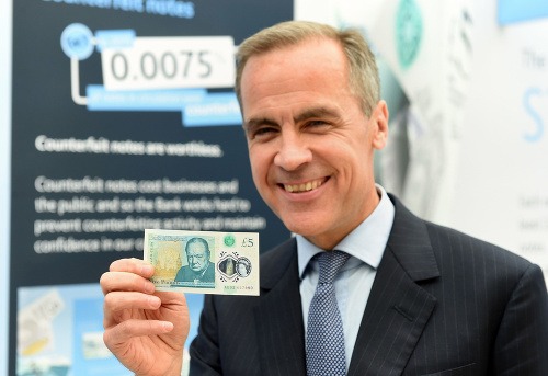 Guvernér Bank of England  Mark Carney ukazuje novú päťlibrovú bankovku s podobizňou Winstona Churchilla