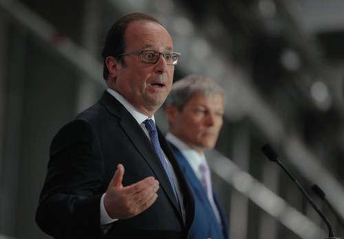 Francoisa Hollandea rozhnevali Trumpove slová o Paríži.