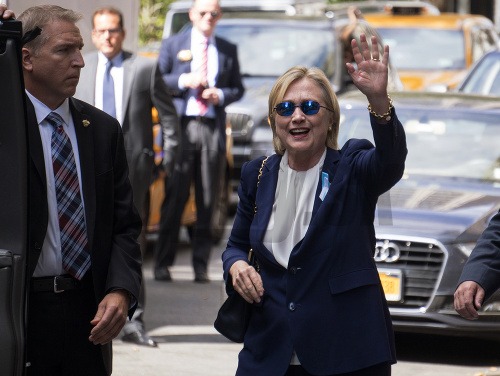 Hillary Clintonová opúšťa ceremóniu po tom, ako jej prišlo zle