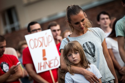 Protest pred budovou ministerstva práce sociálnych vecí a rodiny v Bratislave