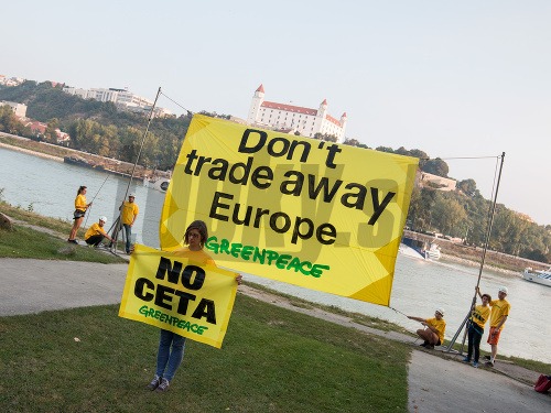 Aktivisti organizácie Greenpeace počas protestu Nepredávajte Európu! v rámci neformálneho zasadnutia 27 hláv štátov a predsedov vlád krajín EÚ v rámci slovenského predsedníctva v Rade EÚ v Bratislave.