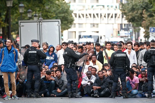 Migranti čakajúci na evakuáciu.