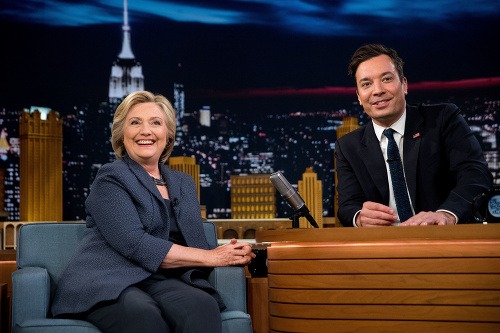 Moderátor Jimmy Fallon a demokratická prezidentská kandidátka Hillary Clintonová počas natáčania svojej Tonight Show v New Yorku