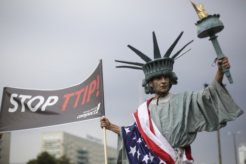  Demonštrant napodoňuje sochu slobody počas demonštrácie proti dohodám o voľnom obchode, ktoré chce EÚ uzavrieť s Kanadou (CETA) a Spojenými štátmi americkými (TTIP) 