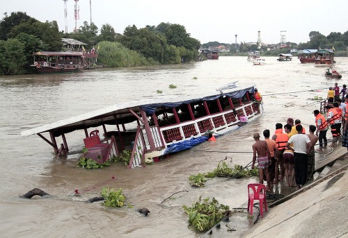 V Thajsku sa prevrátila loď