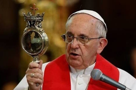 Pápež František s ampulkou krvi svätého Januária.
