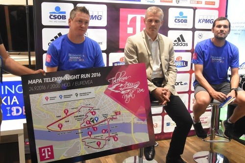 Marcel Matanin (vpravo) prezentuje trať 8. ročníka TNR v spoločnosti hovorcu Telekom, a. s., Petra Kimijana (v strede) a riaditeľa TNR Petra Pukaloviča (vľavo).