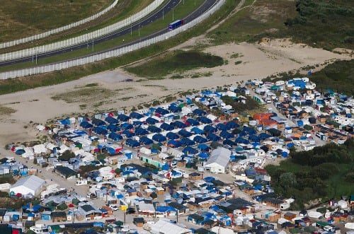 72 obchodov a stravných zariadení v utečeneckom tábore pri Calais bude čoskoro minulosťou