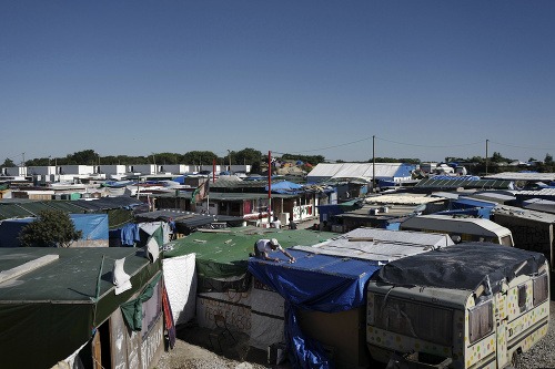 Utečenecký tábor pri Calais, prezývaný Džungľa, obýva skoro 7000 migrantov.
