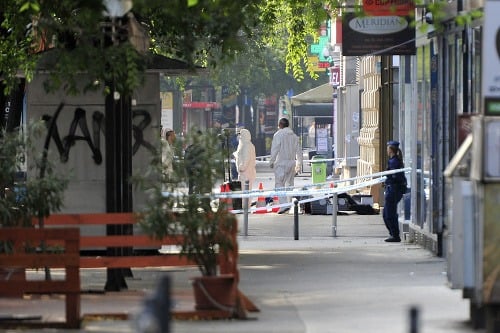 Policajní forenzní experti prehľadávajú miesto sobotňajšieho večerného výbuchu v centre Budapešti